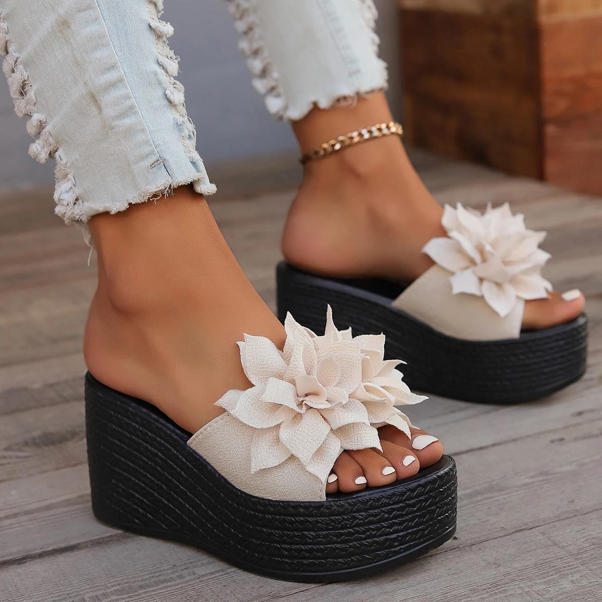 

Женские тапочки на платформе 2024 года, новые летние пляжные сандалии, модные повседневные тапочки с цветочным принтом, тапочки на высоком каблуке, женские шлепанцы 35 бежевый