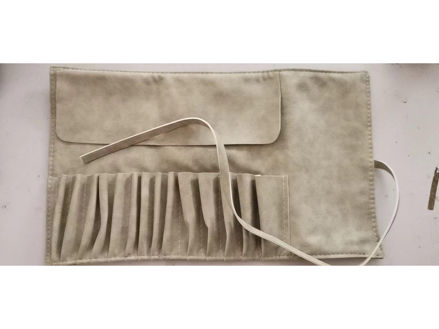 

Li Tongxue Co-Branded 14-Piece Makeup Brush Set: Ultra-Soft Bristles for Powder, Eyeshadow, Foundation, Blush, and Highlight.