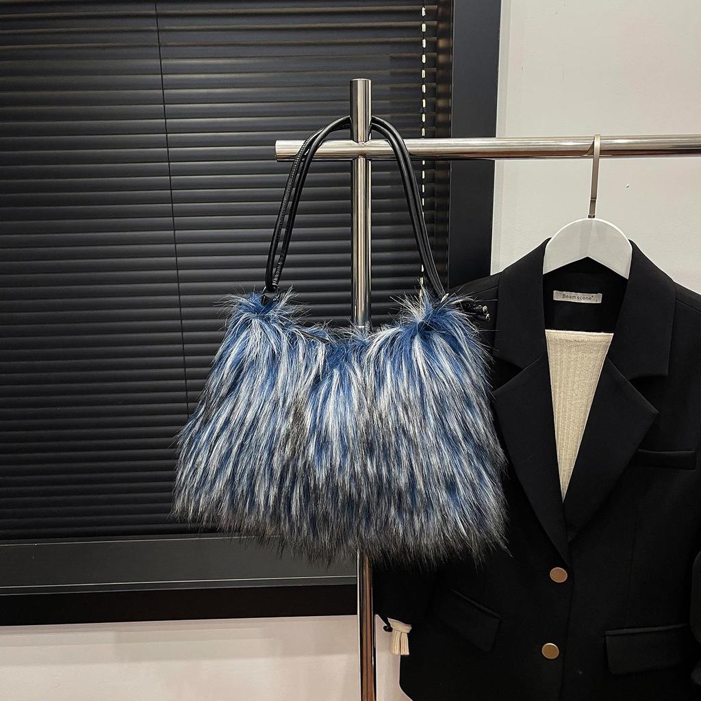 Mångsidig plyschhandväska i fuskpäls: Trendig axelväska för kvinnor