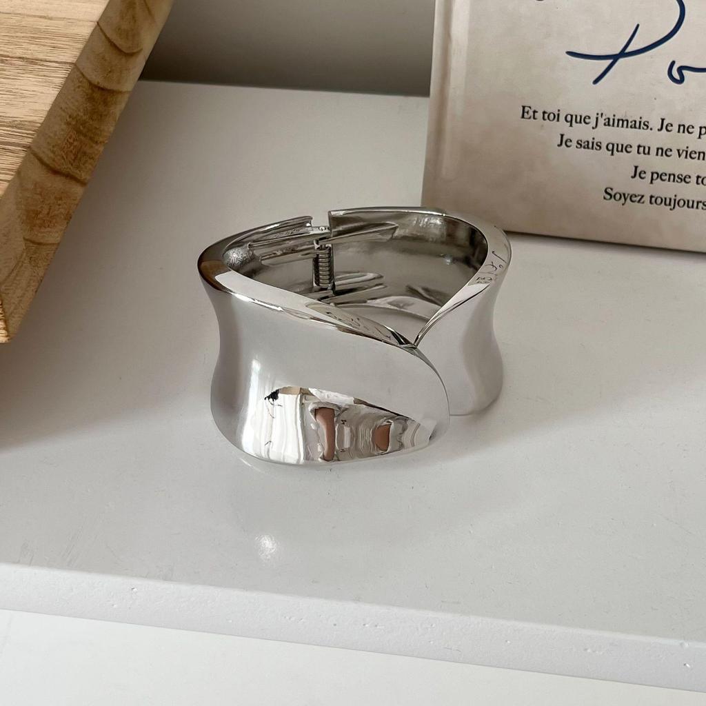 Interlocking Ring Open Bangle - European & American Light Luxury Design for Women