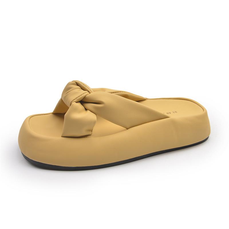 Thick-soled one-word cool slippers for women's summer wear, new casual thick-soled seaside with skirts, beach slippers