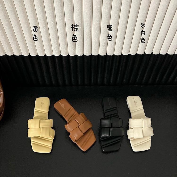 This design is amazing! Open-toed square-headed woven flat-bottomed slippers for women's wear 2025 summer soft-bottomed beach sandals