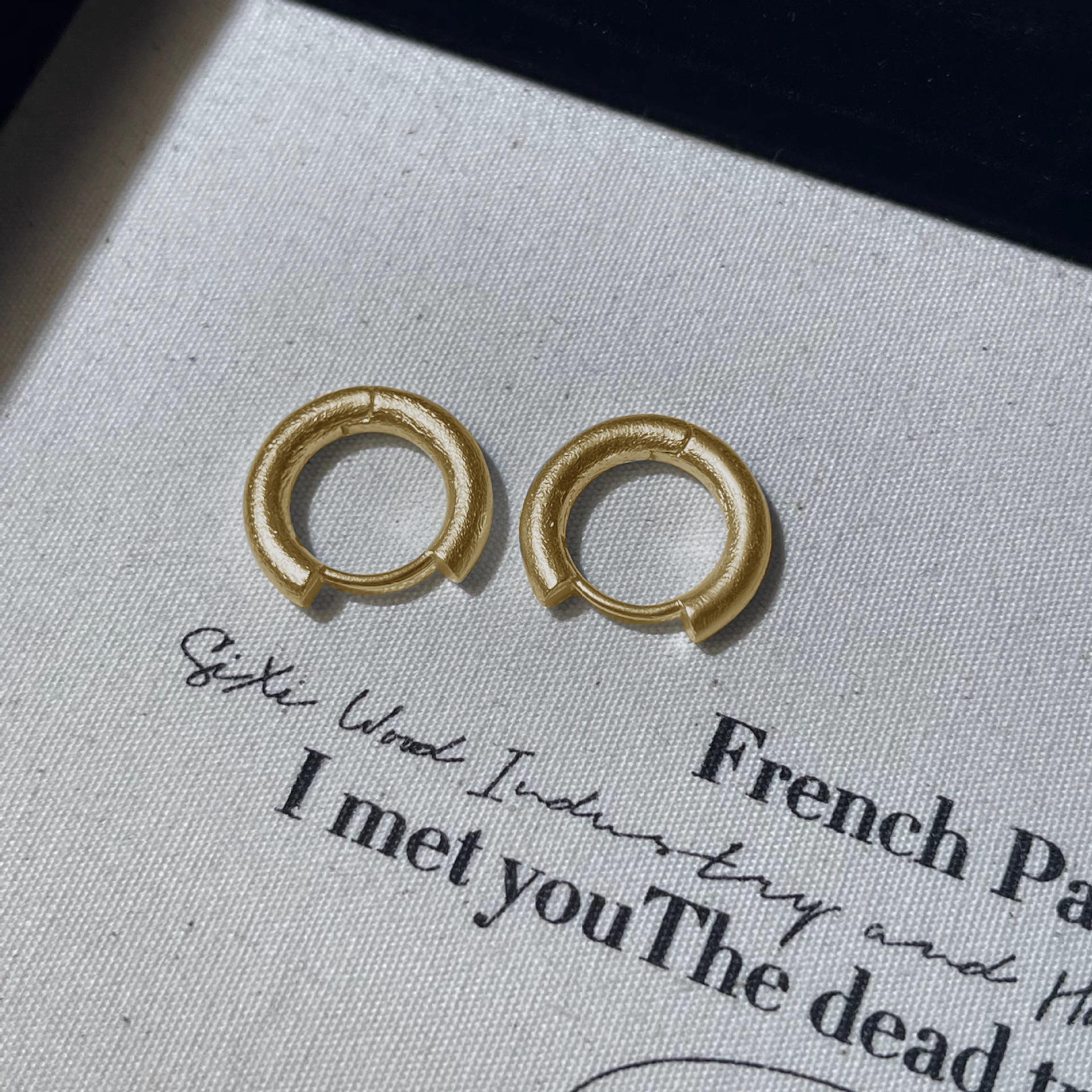 

Simple Frosted Geometric Circle Earrings Niche Design Sense of The Mini-earrings Senior Sense of The Circle Ear Buckle Cold Ambience Back To School