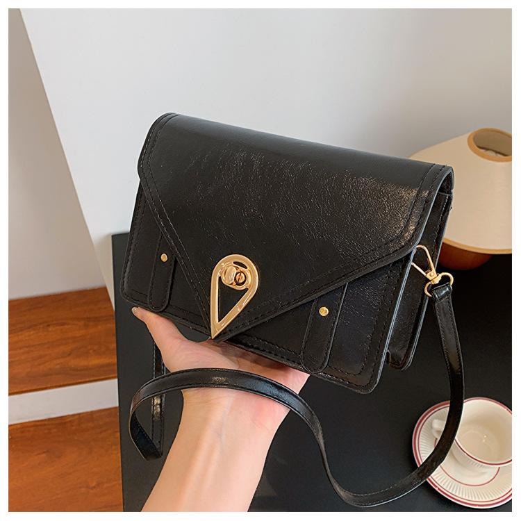 

Трендовая сумка в иностранном стиле, модная ручная/наплечная сумка, повседневная женская сумка 2024, новая корейская версия, повседневная простая сумка-мессенджер, маленькая квадратная сумка чёрный