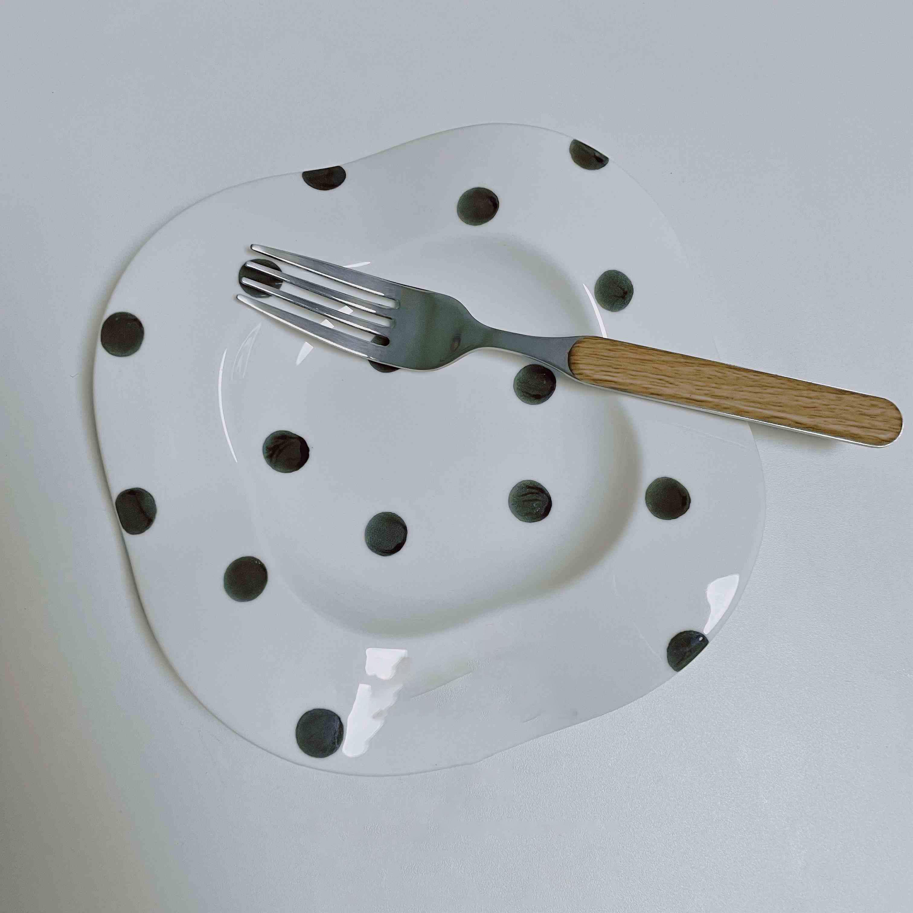 

Простая обеденная тарелка Ins Черно-белые волнистые завтрак Паста Тарелки Волнистые полосатые нерегулярные десертные тарелки Кухонная посуда 8 inches