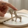 Dekorative Regalstatue für Haustierverlust, Abstrakte Mensch-Hund Harzfigurine, Sandsteinstruktur Bindungsskulptur, Gedenk-Souvenirs, Elternhaus