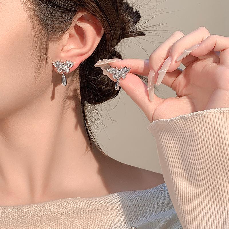 Chic Zircon Butterfly Stud Earrings - 2024 Trendy Luxury Accessory for Women серебряный