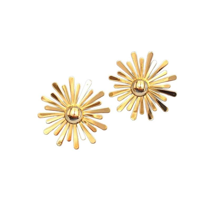 Polished Daisy Stud Earrings for Women Sophisticated Unique Versatile European Style Luxury Look Jewelry