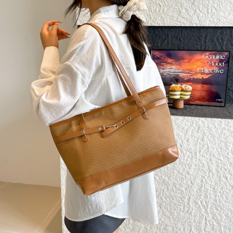 Winter new personalized fashion niche design versatile casual simple texture shoulder handbag