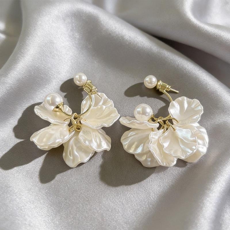 2025 Luxury Flower Shell Pearl Stud Earrings: Elegant Niche Design for Women