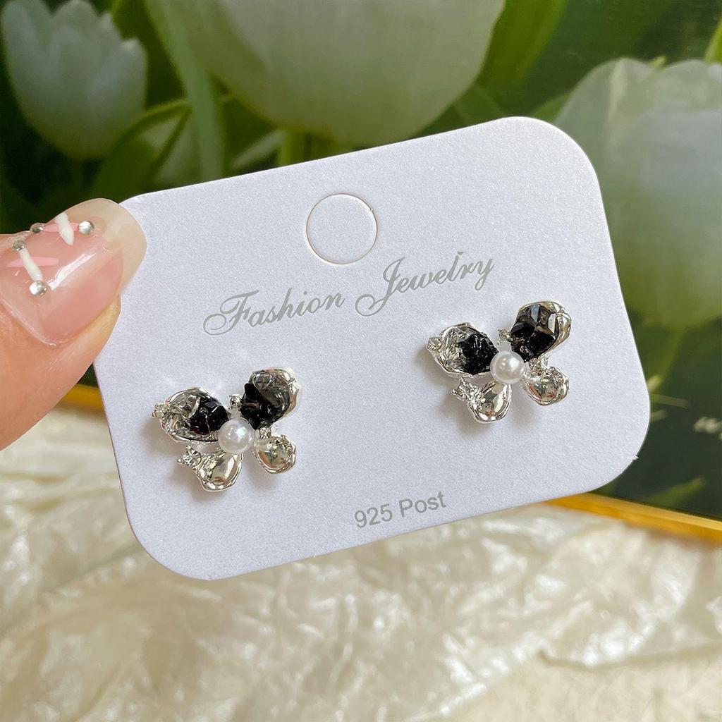 Exquisite Pearl Butterfly Earrings with Silver Needle – Gradient Light Luxury Design for Women