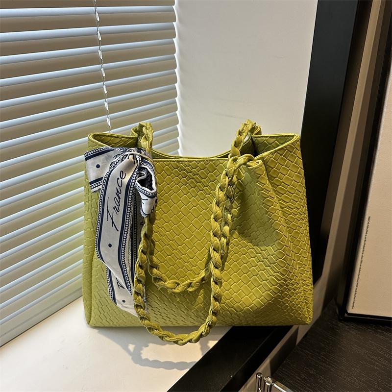 

Premium sense of foreign style large capacity bag 2025 new women s bag fashion commuter shoulder bag spring and summer popular tote bag зелёный