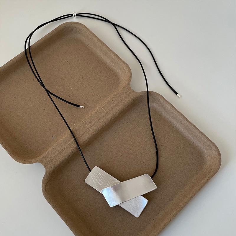 Regulowany Minimalistyczny Geometryczny Plisowany Skórzany Naszyjnik: Wszechstronny Łańcuszek na Obojczyk o Wysokiej Czułości