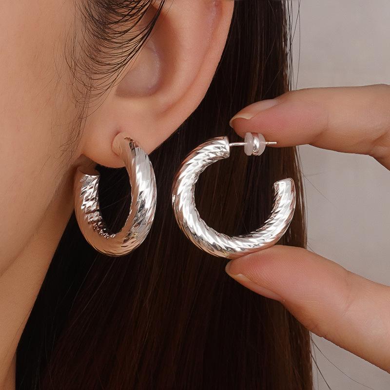 Women's Versatile Geometric Twist Copper Earrings - Fashionable, Non-Fading Brass Design for Everyday Wear