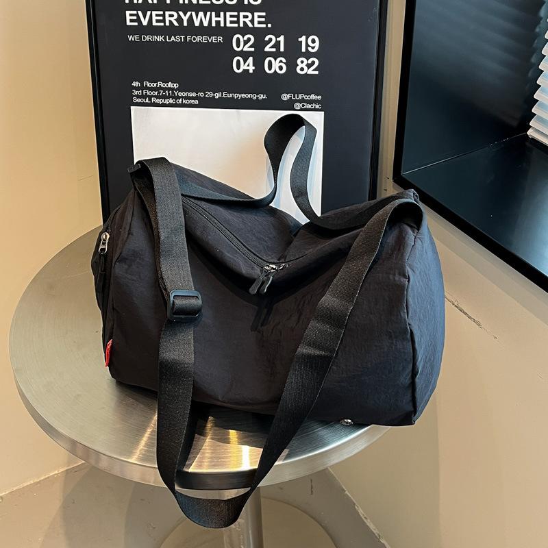 

Lightweight and large-capacity Oxford cloth bag women s new versatile simple sports shoulder bag travel messenger bag чёрный