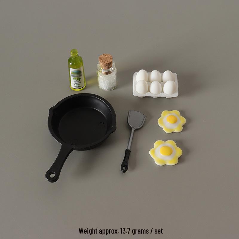 Miniature Kitchen Dollhouse Accessories: Simulated Egg Frying Pan and Mini Food Props