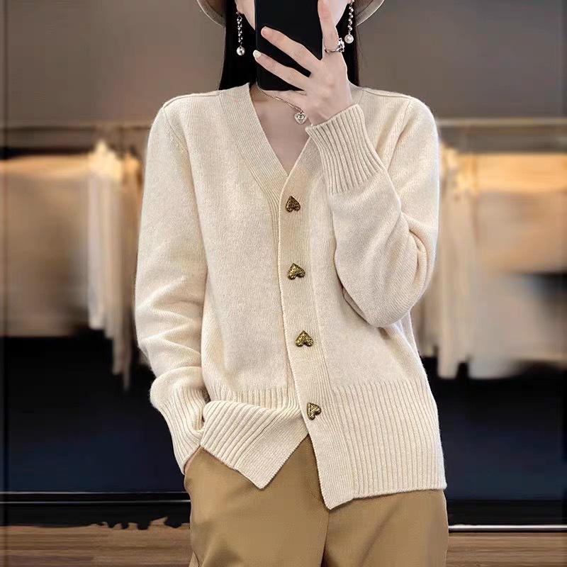 

2025 Autumn/Winter Solid Color V-Neck Knit Cardigan with Heart-Shaped Buttons, Long Sleeved, Loose Fit Sweater Coat One Size грязно-белый