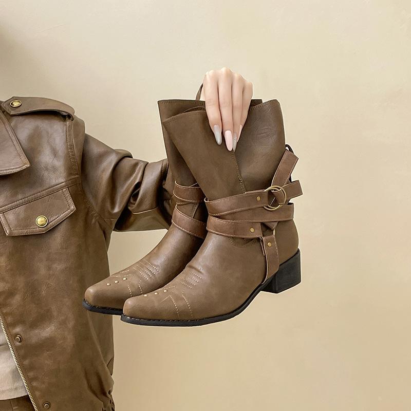 

Piaohong leather buckle design sense retro style pointed thick heel short boots women s 2025 autumn and winter new pointed fashion boots 42 коричневый