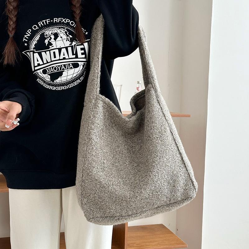 

Commuter woolen large-capacity handbag women s autumn and winter new trendy versatile shoulder bucket bag серый