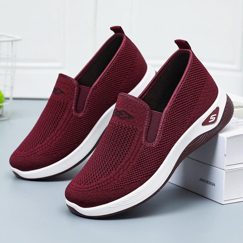 Women's Spring/Summer 2025 Slip-On Old Beijing Cloth Shoes - Comfortable Flats for Middle-Aged and Elderly Moms.