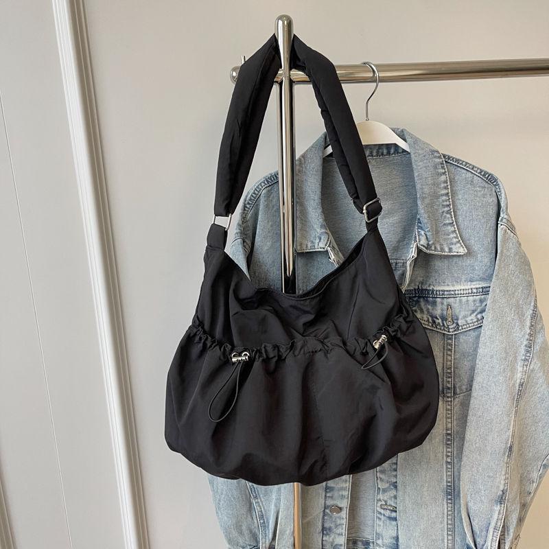 

Универсальная легкая женская сумка-тоут: Вместительная, модная сумка-кроссбоди и на плечо на шнурке на 2025 год чёрный