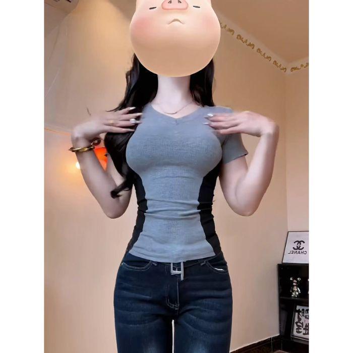 

Женская футболка с V-образным вырезом в американском ретро-стиле с цветными блоками, приталенная, для лета 2025 Medium