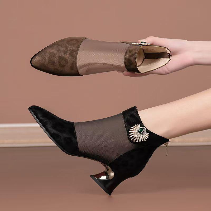 2025 Elegantní síťované boty a sandály s kamínky se špičatou špičkou a středním podpatkem pro ženy v nadměrných velikostech