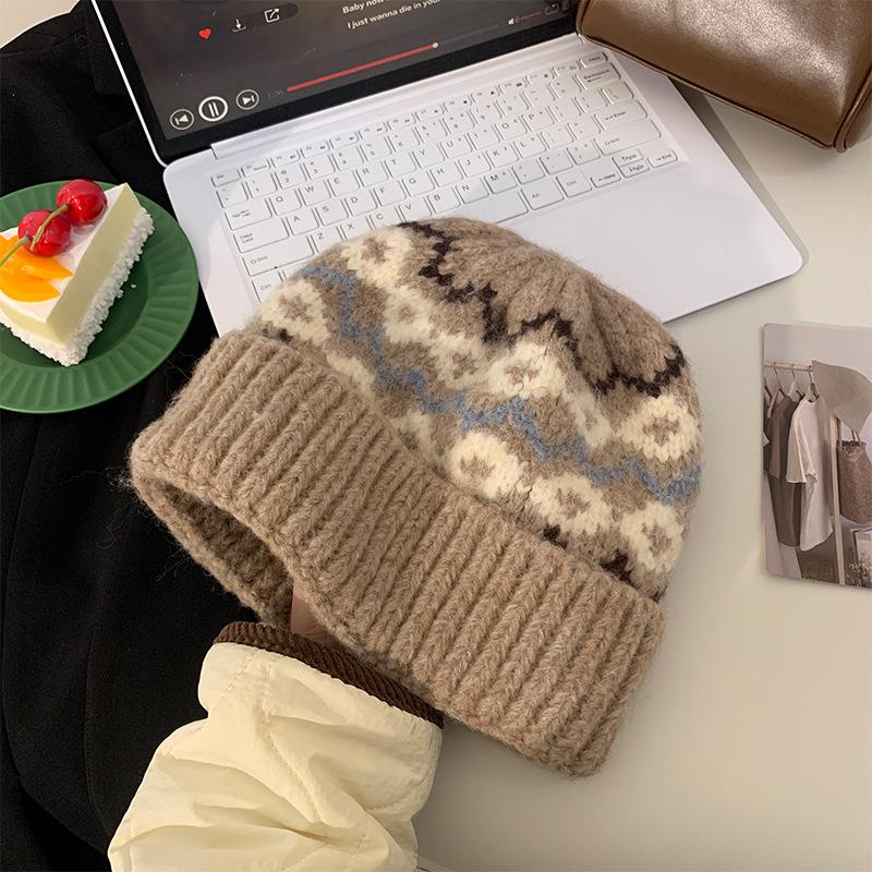 Fair Island contrasting color knitted wool hat women's season versatile big head circumference showing face small ear protection warm pullover hat