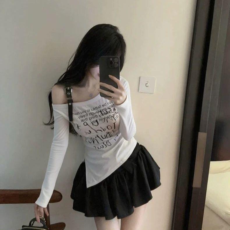 

Жіночий асиметричний топ з одним плечем, довгим рукавом, що облягає - Осінній тренд Medium