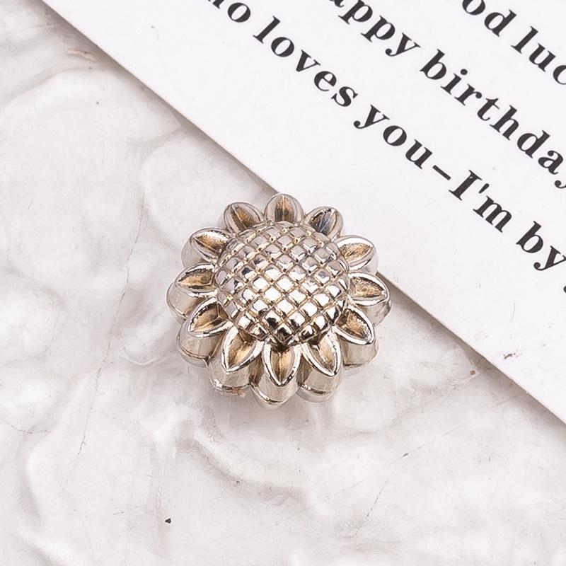 Sunflower Magnetic Silk Scarf Buckle & Brooch: Stylish, Multi-Functional Scarf Clip серебряный