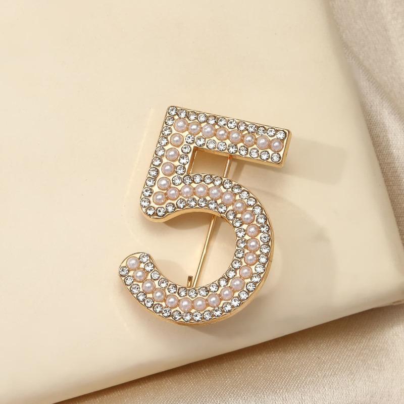 

Pearl Number 5 Brooch Universal Metal Diamond Pin High-end Versatile Clothes and Bags Accessories Brooch Pin Schal Schnalle золотий