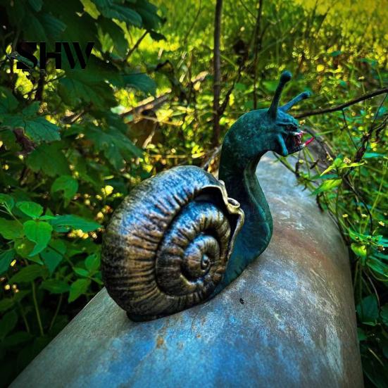 Creative Garden Statue for Halloween Snail Skull Resin Statue, Creepy Horror Ornament with Small Gift Friends Shell, Scary Party Haunted House