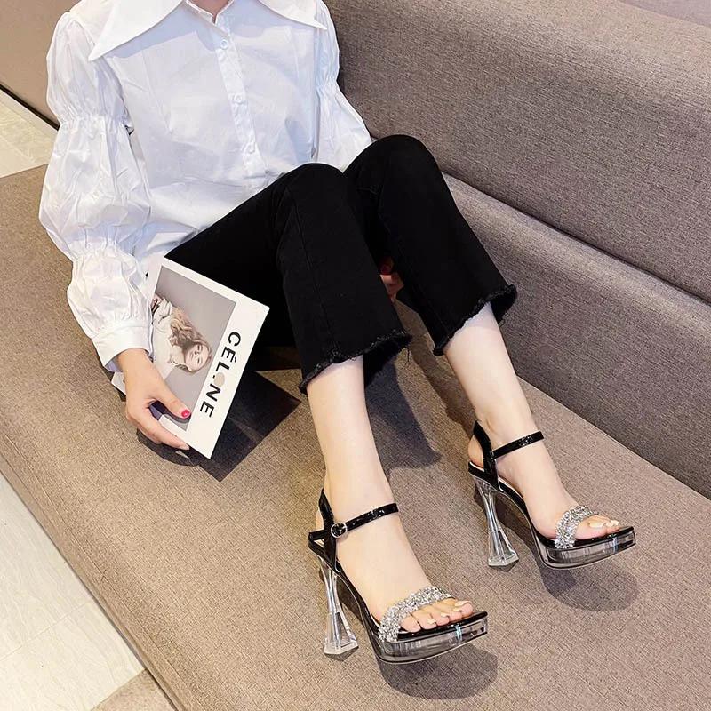 Блестящие женские босоножки со стразами на прозрачной платформе — фото 5