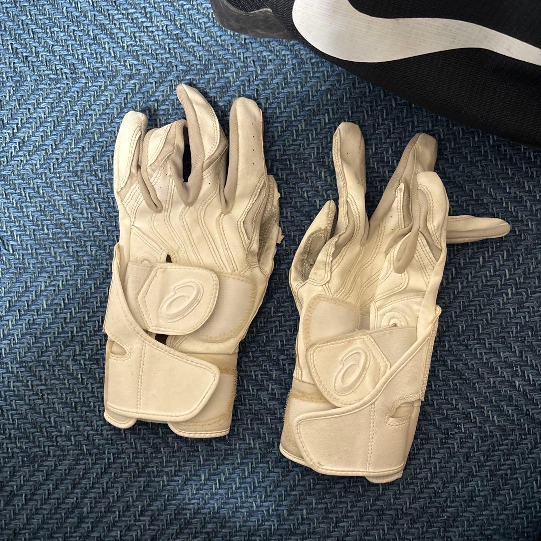 Used white batting glove set