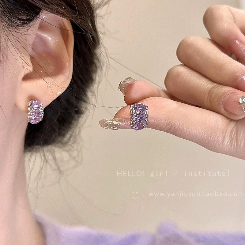 

Luxurious And Sophisticated Earrings, Trendy Stud Earrings With A Retro Feel. One Size фіолетовий
