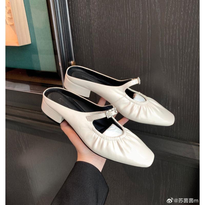 Schuhe eckiger Kopf Lammleder plissiert Diamantschnalle Taschenkopf dicker Absatz Slipper halbe Schleppe Außenschuhe