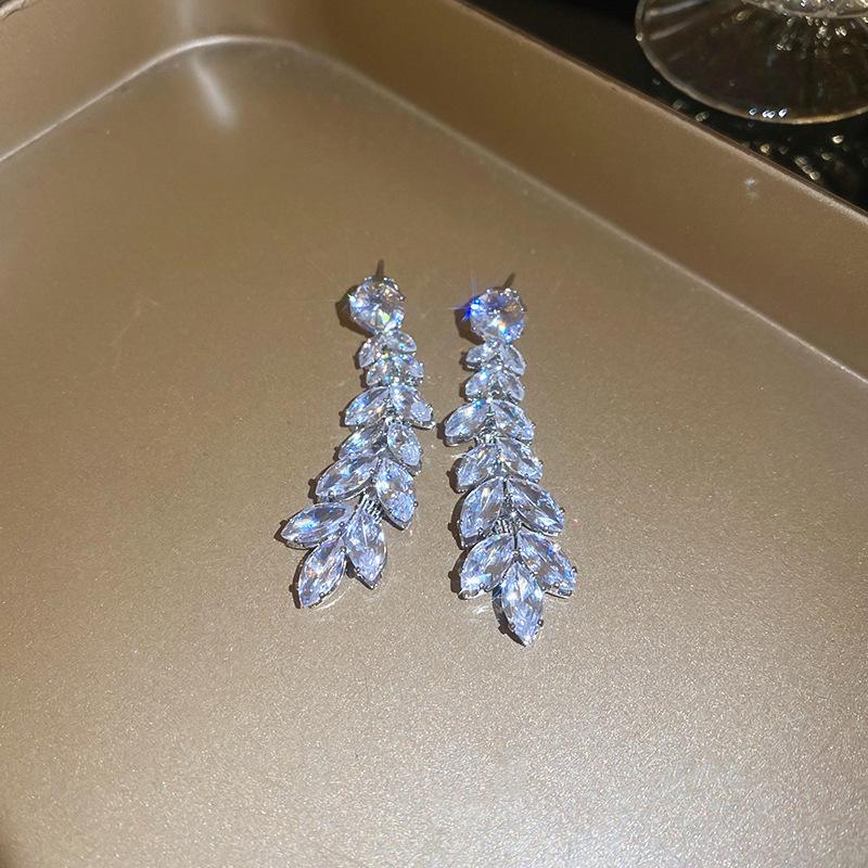 Exquisite French Zircon Flower Jewelry Set: Court-Style Clavicle Necklace & Pendant Earrings