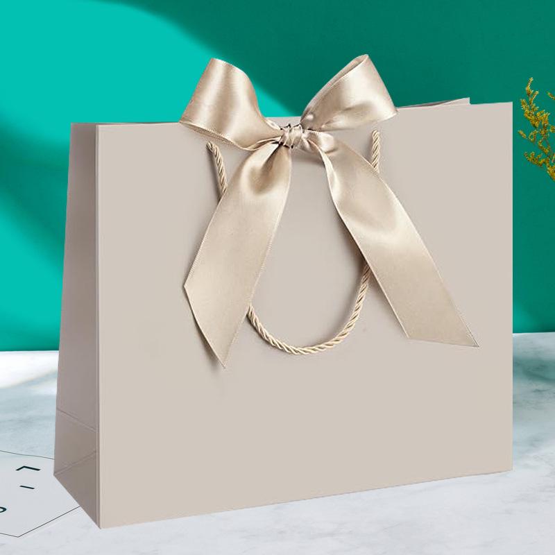 In-Stock White Cardboard Gift Bags with Bow Handle, Customizable Logo for Clothing Stores