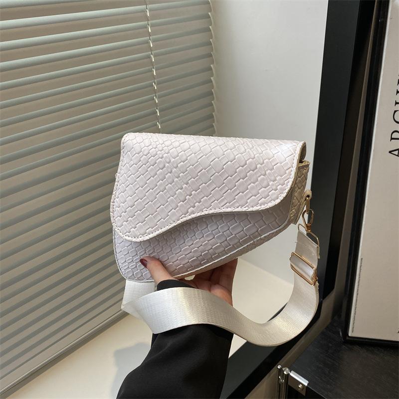 Summer retro special-shaped niche design 2025 new fashion versatile trend messenger bag simple casual shoulder bag