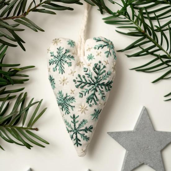 Vánoční ozdoba vyšívací sada ručně vyrobený přívěsek ve tvaru srdce DIY závěsná dekorace na stromek slavnostní party atmosféra potřeby