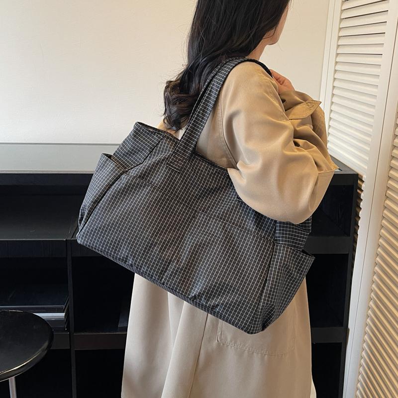 Schultertasche mit großer Kapazität Damen Vintage Karomuster Nylontasche Tragetasche Pendler Tragbar Unterarmtasche