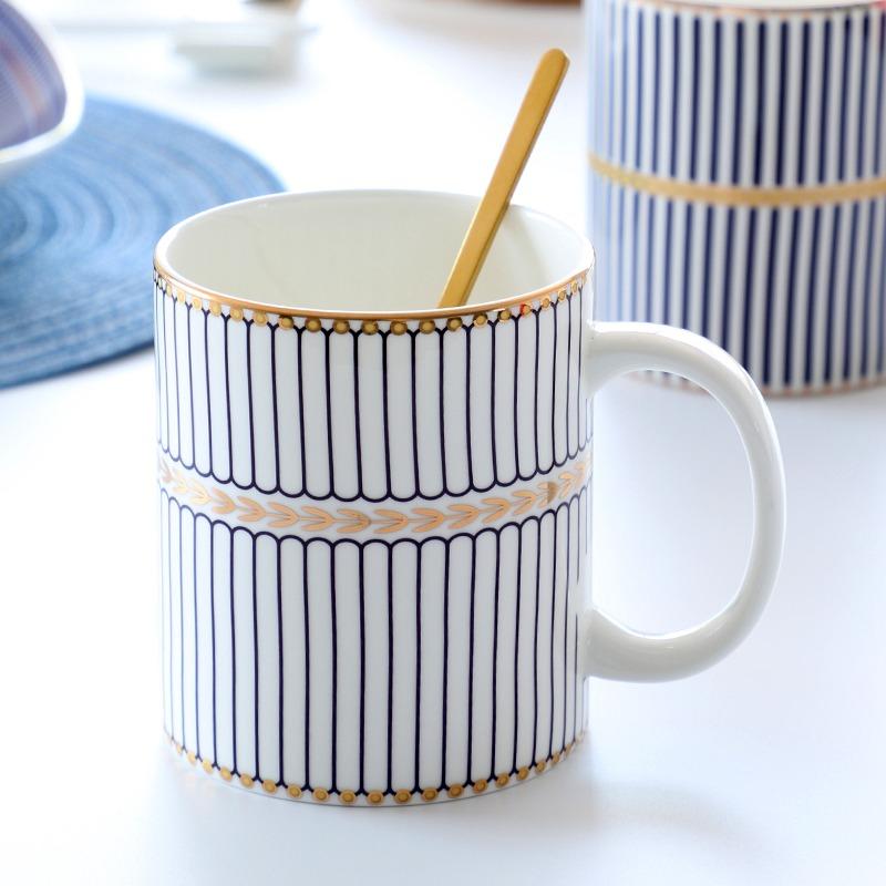 Kreativer Europäischer Keramikbecher mit Deckel Große Kapazität Knochenporzellan Wasserbecher Frühstückstasse Milchkaffeetasse Leichter Luxus