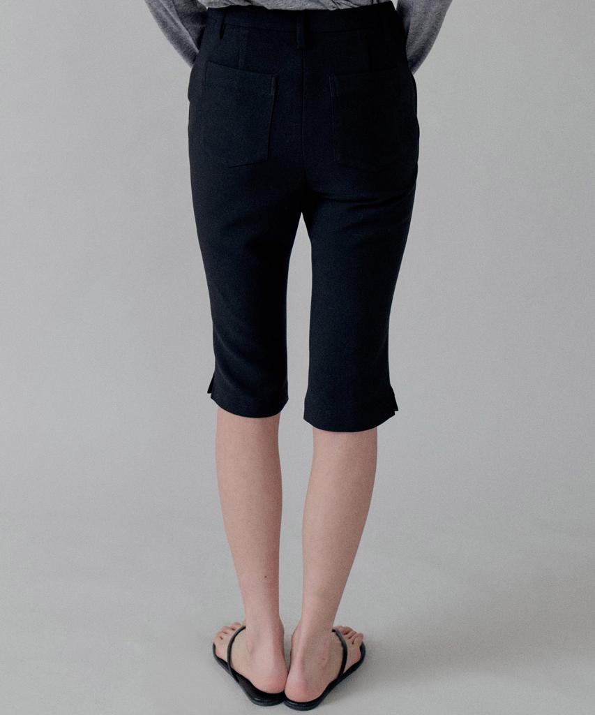 STEP AROUND Stretch Capri Pants_Black