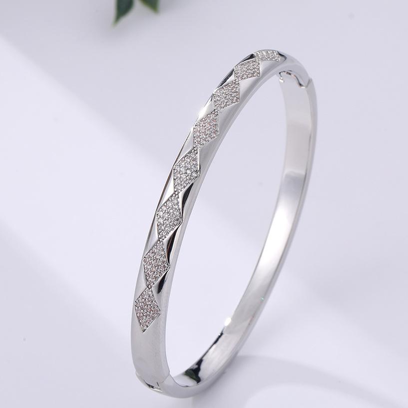 Fashionable and Exquisite Bracelet with Rhombus Pattern and Baby's Breath