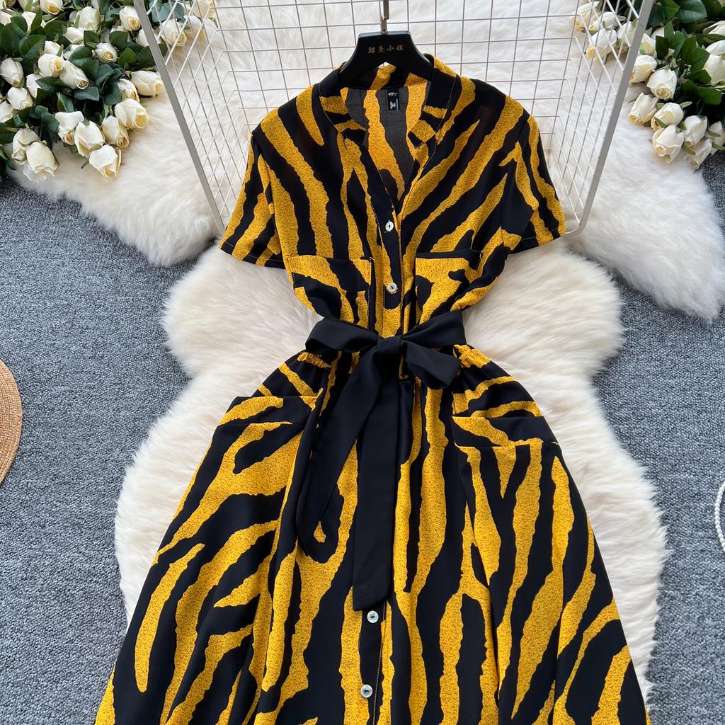 Letní dámské tištěné midi šaty s vintage výstřihem do V, krátkým rukávem a vysokým pasem, áčkové, jednořadé, ležérní šněrovací šaty