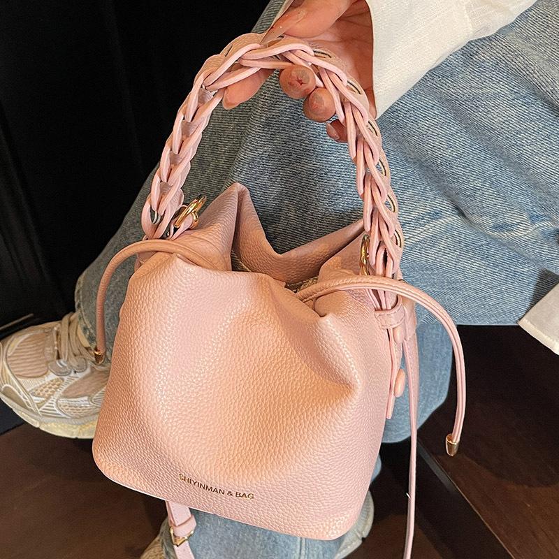 2025 new foreign style bucket bag texture shoulder messenger bag commuter casual Korean version high value niche bag women