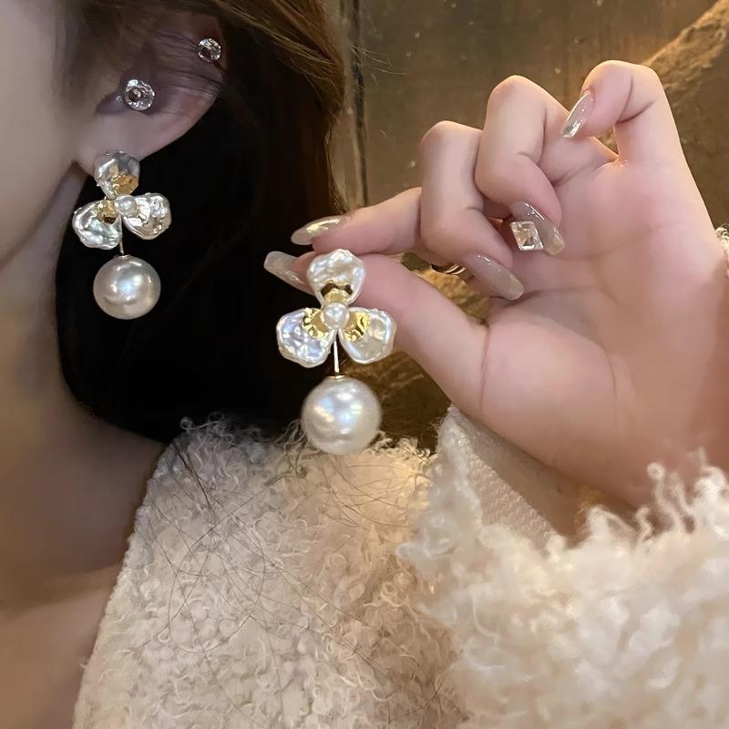 

Xiaoxiangfeng silver needle pleated flower pearl stud earrings female, temperament light luxury earrings versatile earrings золотой