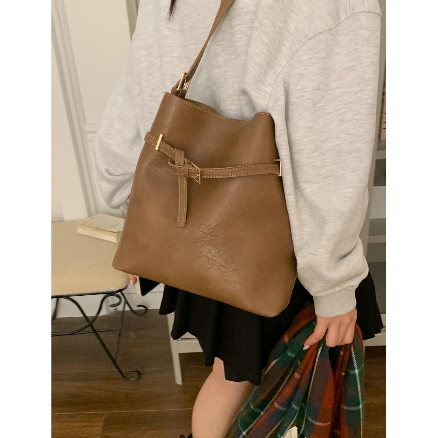 

Winter retro texture large-capacity bag women s 2025 new simple bucket bag versatile shoulder messenger bag коричневый