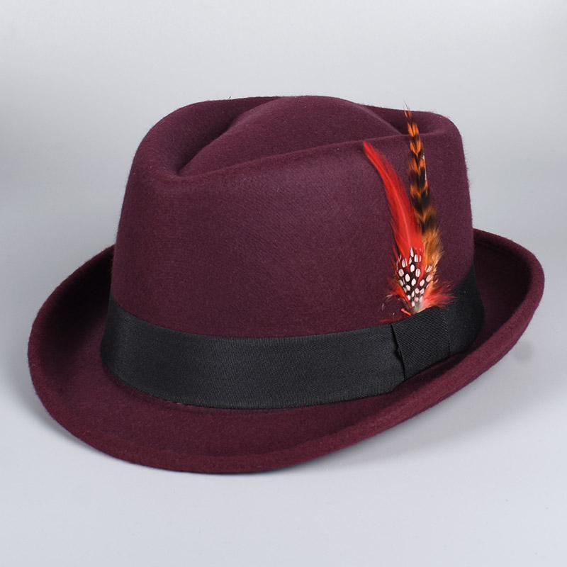 Klassieke Fedora Mannen Vrouwen Casual Zwarte Pork Pie Hoed Veer Vintage Gentleman Trilby Jazz Cap Kerkfeest Dames Vilt Hoeden About 56-58cm wijnrode kleur