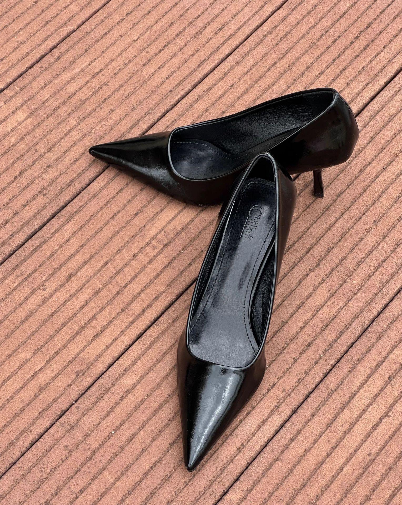 

Burgundy high heels women s 2025 autumn new stiletto work shoes shallow temperament retro commuter temperament single shoes 34